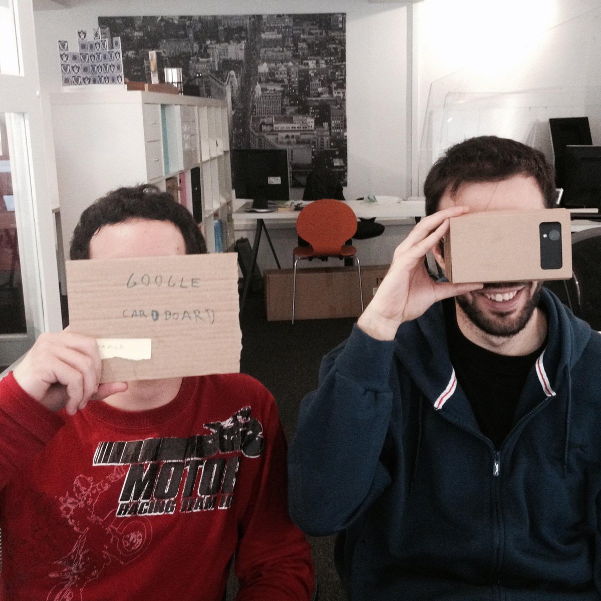 kdreamsgroup's tweet photo. Nuevo juguete en la oficina: #GoogleCardboard. (bueno uno de ellos, el otro es un intento de prototipo). http://t.co/x9y83ofWML
