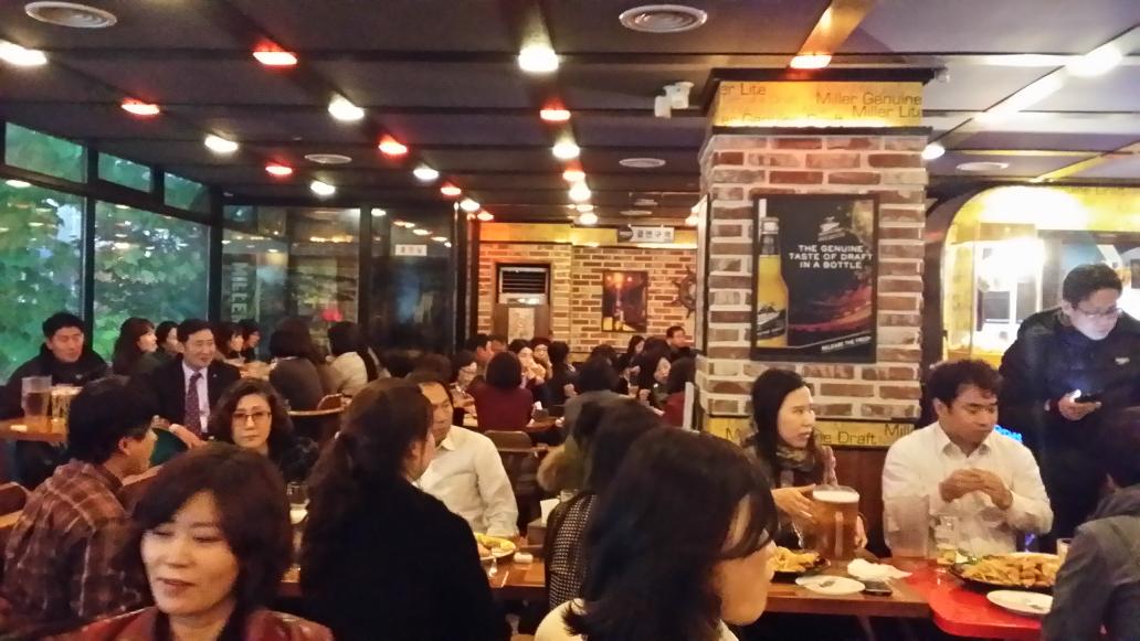 성남시 정규직전환 직원들과 영화 "카트"를 함께 본후 생맥주 한잔 하는 중입니다
전국에서 공공기관 비정규직 비율 가장 낮은 곳이 성남시일 것..비정규직 없는 세상 만들고 싶습니다