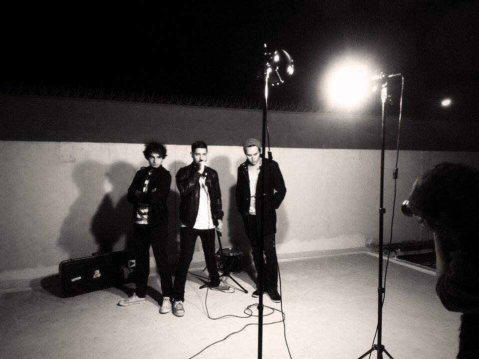 Gykersfanclub's tweet photo. "@gykmusica: Les compartimos una foto detrás de cámaras del shoot de ayer por César Marines. #GYK #GreatestYetKnown http://t.co/pcGK3G3Lev"
