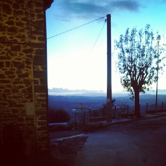 QuiMaremma's tweet photo. Il sole tramonta a Poggio Murella, buona serata dal piccolo borgo della #maremma #Toscana #igersmaremma #igersgro... http://t.co/3hcRs1w14f