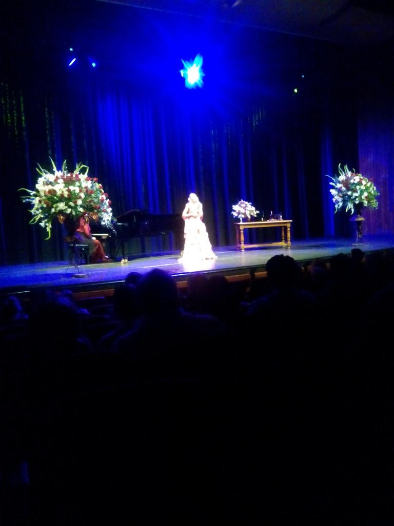 Thatontj's tweet photo. Opera @ UP http://t.co/2dxTvNshEX