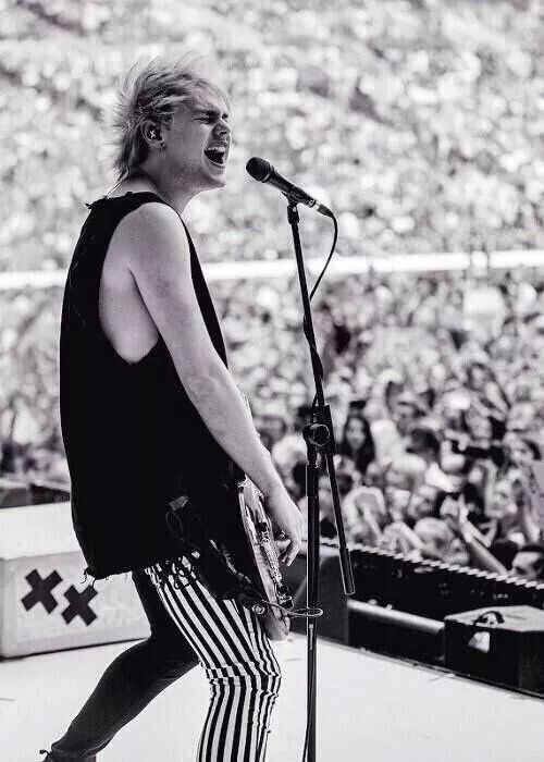  HAPPY BIRTHDAY, MICHAEL GORDON CLIFFORD!  I love so much my cemaforo *-* 
