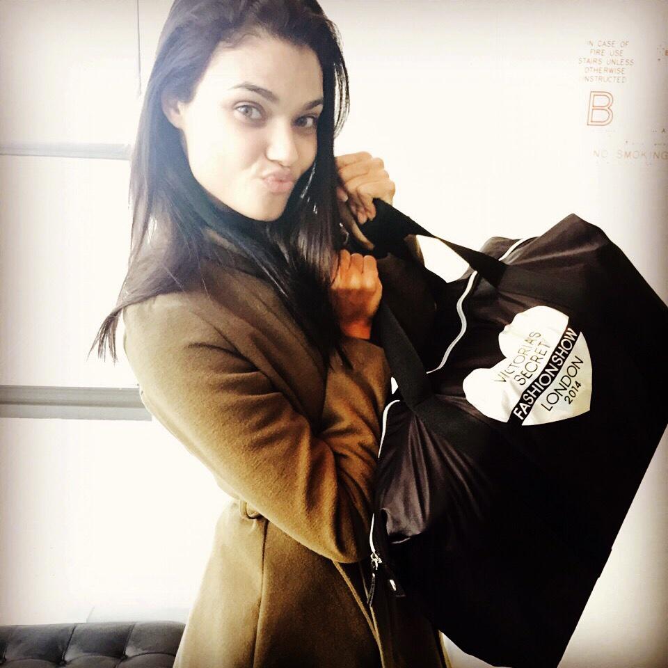 NextModels's tweet image. Taking flight — @DanielaRBraga is off to London wings and all for the @VictoriasSecret #VSFashionShow. 💯