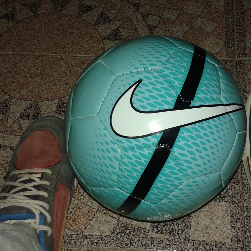 Velez_0011's tweet photo. Estrenando balon por mi cumpleaños http://t.co/tVOPFKpLjW