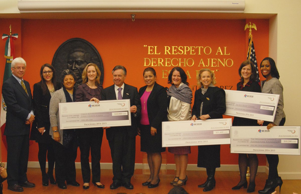 EmbamexEUA's tweet photo. Entrega #EmbEMM #IMEbecas por 50 mil dólares a 4 organizaciones que benefician a mexicanos residentes en EU http://t.co/rKFHXaryIs