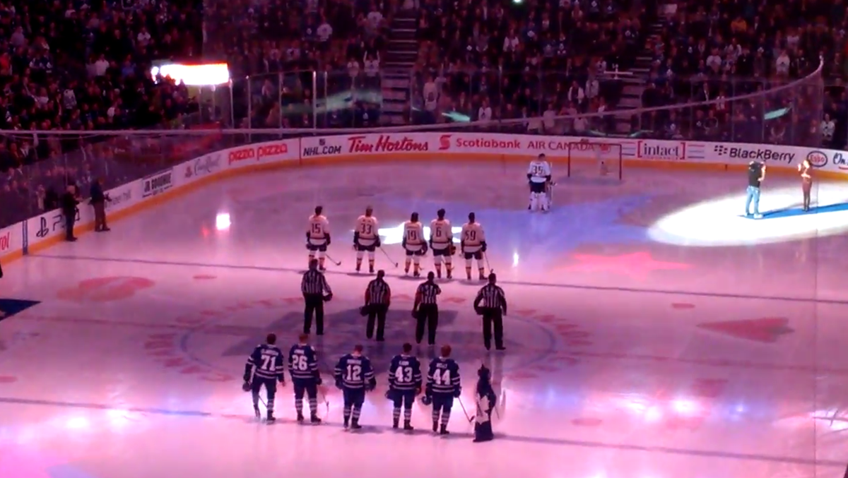 When the mic died during U.S. national anthem in Toronto Canadians did something pretty cool: theblaze.com/stories/2014/1…