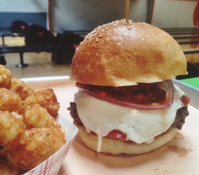 TheAlleyChas's tweet image. Mmmmmmmm, $4 burgers all day. #chsEats #chs #chsnews