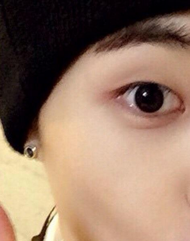dreamingofXM's tweet photo. they maybe separated by sea but they keep on sailing on #SameEarrings #SameHandsign #SameDay #xiuhan #lumin http://t.co/2HjmLaV1Dx