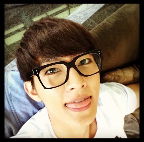 Happy birthday for Aaron Yan <3 get more success and your happiness in your life^^ its okay I wished this time rite? 