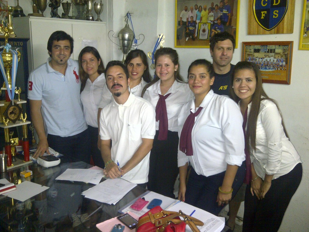 CHARLA DE HISTORIA, PROYECTOS Y ORGANIZACIÓN DEL CLUB, CON LOS ALUMNOS DE LA CARRERA DE TRABAJO SOCIAL, DEL ISI.