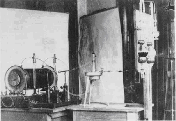 Первый аппарат в мире. Аппарат рентгена 1895.