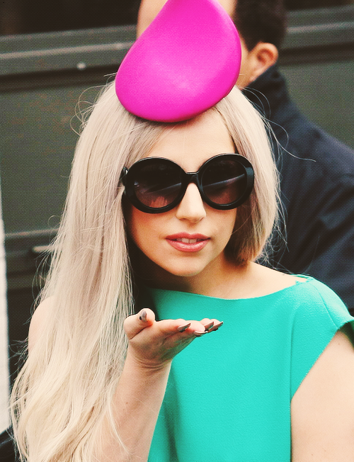 HausOfBitchs's tweet photo. I'm gonna tweet 30 pictures of Lady Gaga if each tweet gets 50 RTS thats 1500 VOTES 27/30
#MTVStars Lady Gaga http://t.co/duwrMhs79T