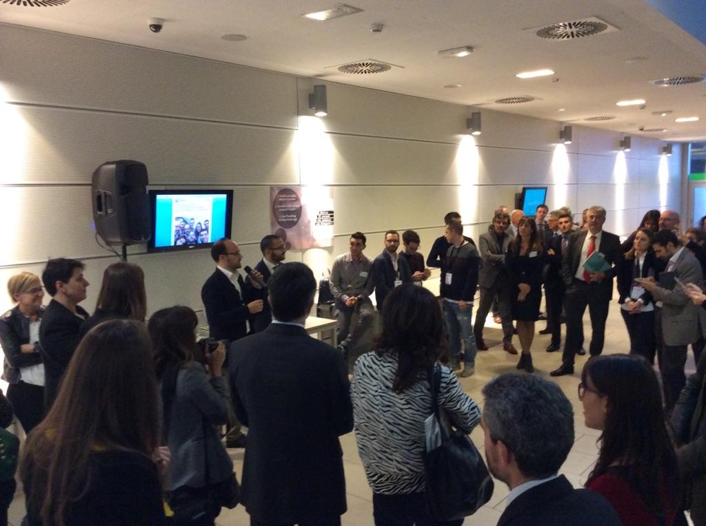 GsoConsulting's tweet photo. E sul finire del #SOday14 @MaxCarlone vince il #SOdayChallenge con il suo #selfie di ben 9 persone! http://t.co/z9WEnfzfIn