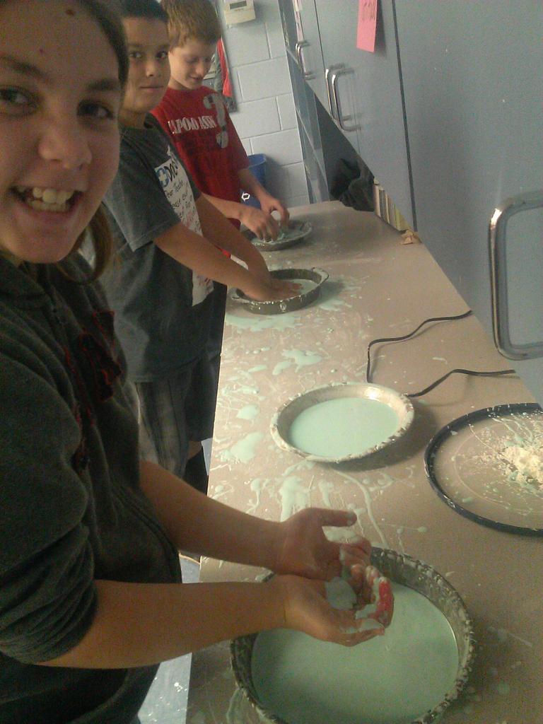HES_mshorn's tweet photo. Making Oobleck with Ms. McKinley, a registered cardiology nurse http://t.co/46JU3fYkfr
