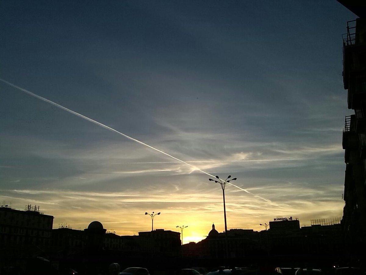gpbasello's tweet photo. Una fornace aperta nel cielo di #Napoli. http://t.co/zHxRcPgkpU