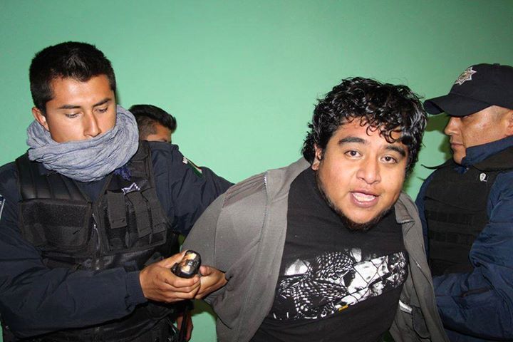 AnonMexicano's tweet photo. #ALERTA !!! Lider de #HackUrbano #MAKUAZ es detenido por la policia. http://t.co/VjT6FolMQX