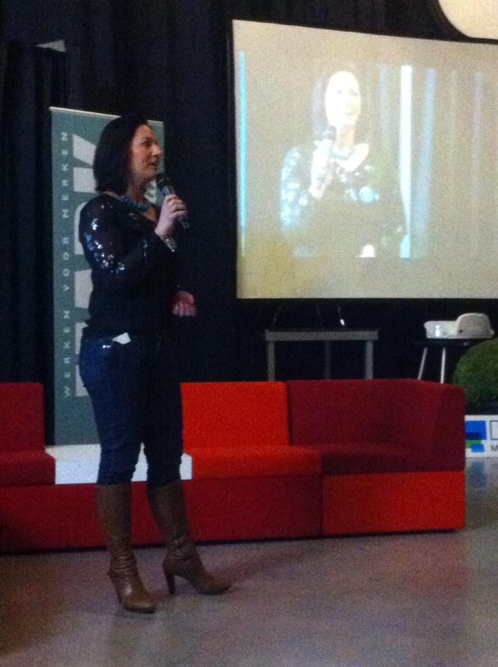 Dirkdeboe's tweet photo. @LesleyArens sluit #vovllb af met een gepast dankwoord voor alle @VOVnetwerk medewerkers. Terecht!Mooi werk! http://t.co/ibh2sljs6N