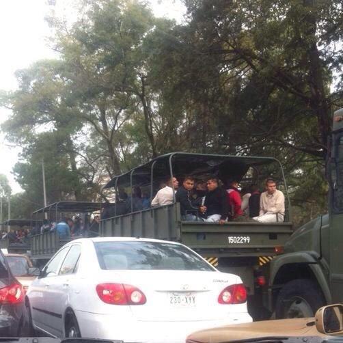 Armando_Doroz's tweet photo. Hoy es jueves casual en la oficina, por eso los militares van vestidos de civiles rumbo a manifestación… o sea. http://t.co/hZiHWHJkcz