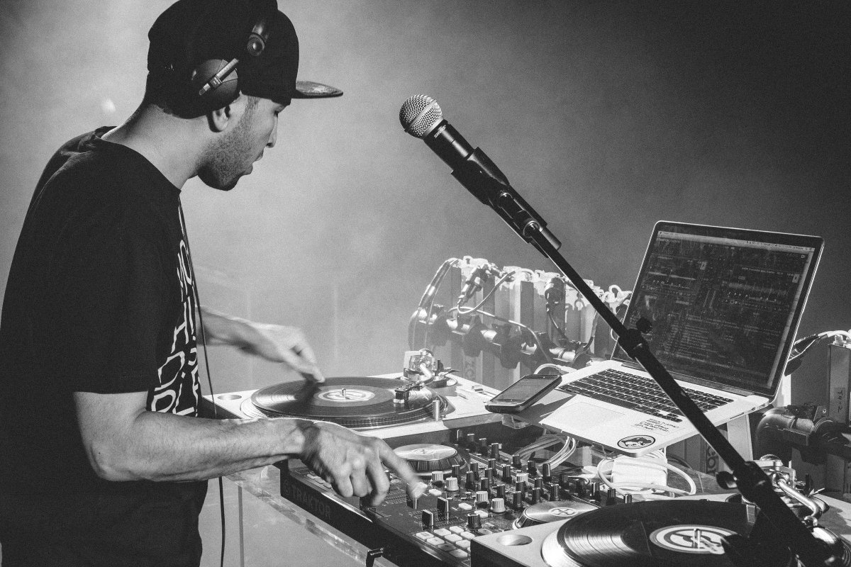 Rapzilla's tweet image. :: MINI DOCUMENTARY :: @DJPromote on Anomaly Tour with @Lecrae &amp;amp; @AndyMineo rapzil.la/11y7HC8 /