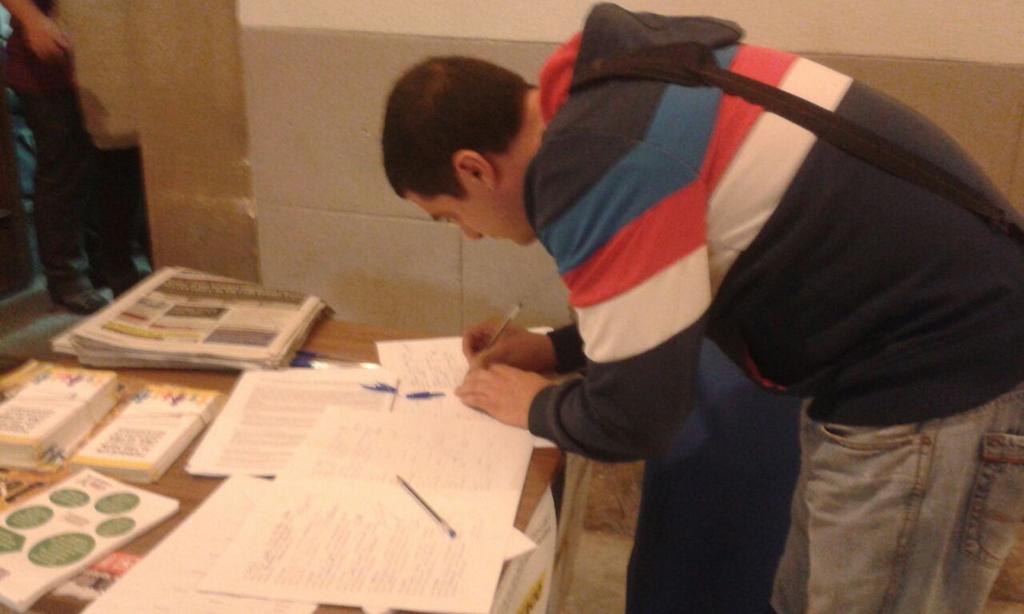 cupeducacio's tweet photo. El diputat de la @cupnacional @quimarrufat ja ha signat la @ILPEducacio, i tu? #ImaginaUnaEducació #ILPEducació http://t.co/LhGUQiIrsi