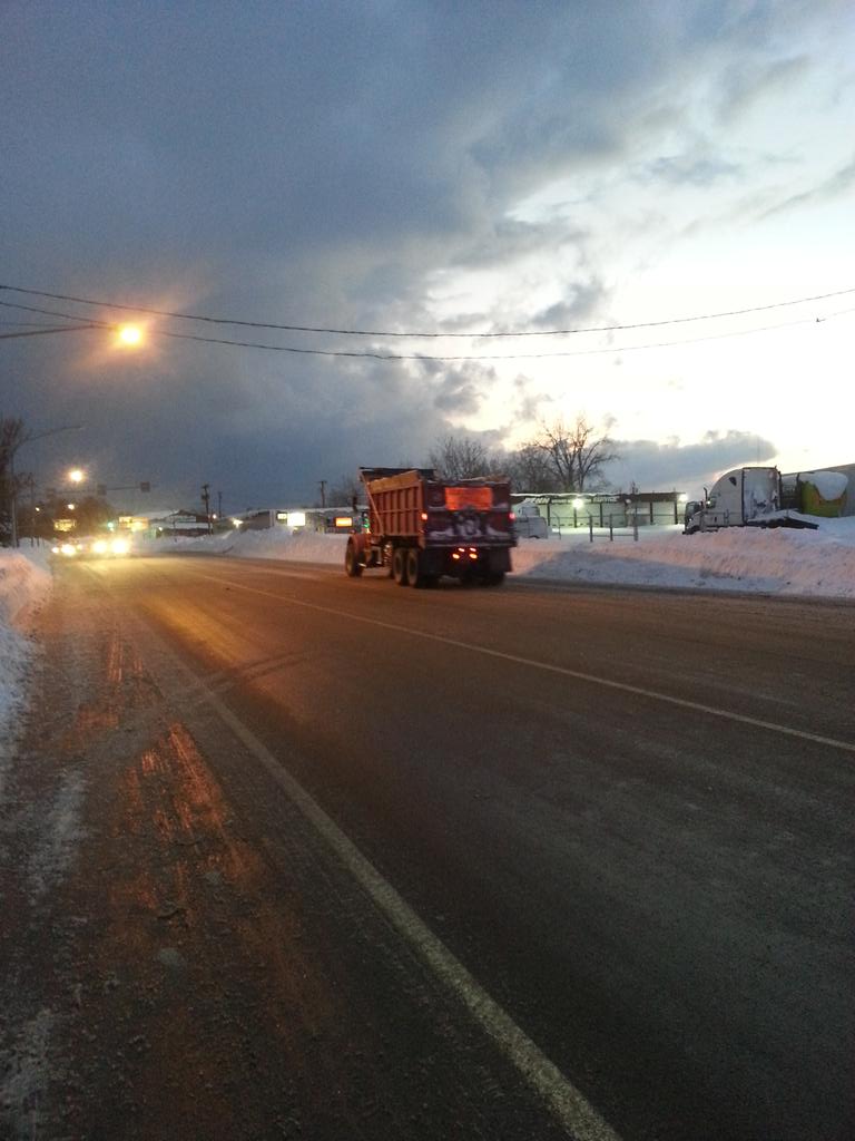 NancyKelchlin's tweet photo. @2MelissaHolmes @WGRZ @WGRZmaryalice @ScottLevinWGRZ Dividing lines in the clouds #WGRZsnow @NBCNews @WGRZTraffic http://t.co/ICKFNyYpGC
