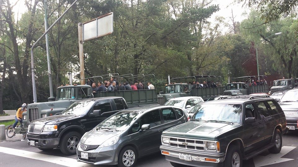 laurivme's tweet photo. “@lanselau: this is Mexico, military trucks filled with military personnel dressed as civilians. #YaMeCansé http://t.co/ovB1zu3A9l”@AnaRent