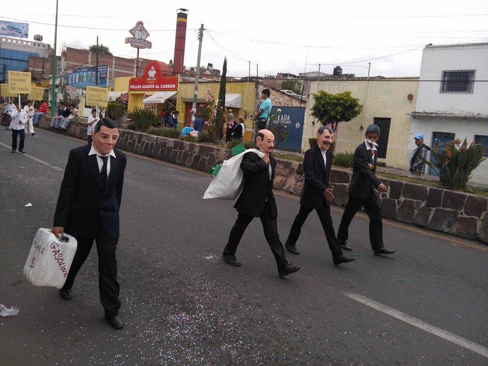 soyluis_hola's tweet photo. #YaMeCanse #CiudadHidalgoMichoacan #desfile20denoviembre #EPN #PRI http://t.co/ticagnZXSz
