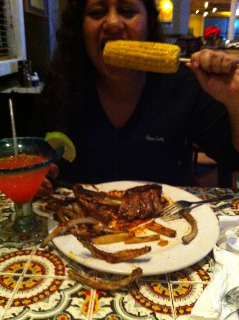 VaneeValdees's tweet photo. ¿Qué más quieres? Vampiro, costillas y elote... @DianaAlvarez_V buen martes, pinshis vampiros culeys xD http://t.co/v1QEKarEVp