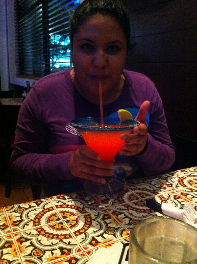 VaneeValdees's tweet photo. Que les puedo decir, sólo que había motivos para seguir celebrando en martes @DianaAlvarez_V  TeAmoGorda! http://t.co/8dAORAr8jr