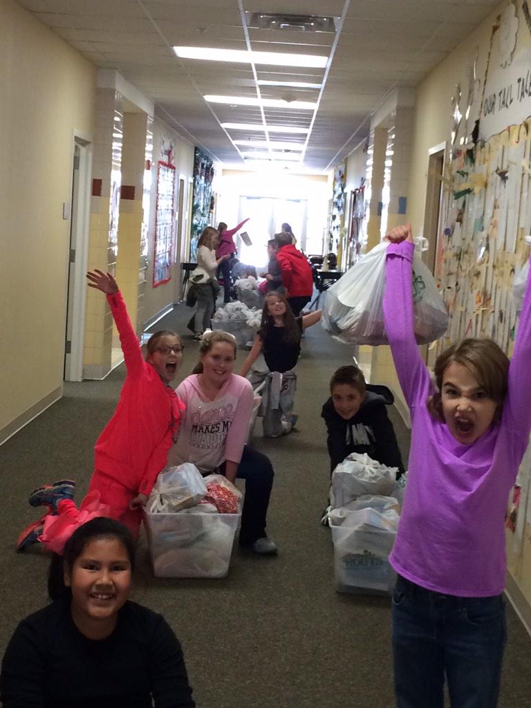 thelesbuglady's tweet photo. SO proud of our LES kiddos!!Liberty Ambassadors helping #SnackPackAttack @LibertyElemKISD @cstorehouse @KellerISD http://t.co/83qFDZJjQI