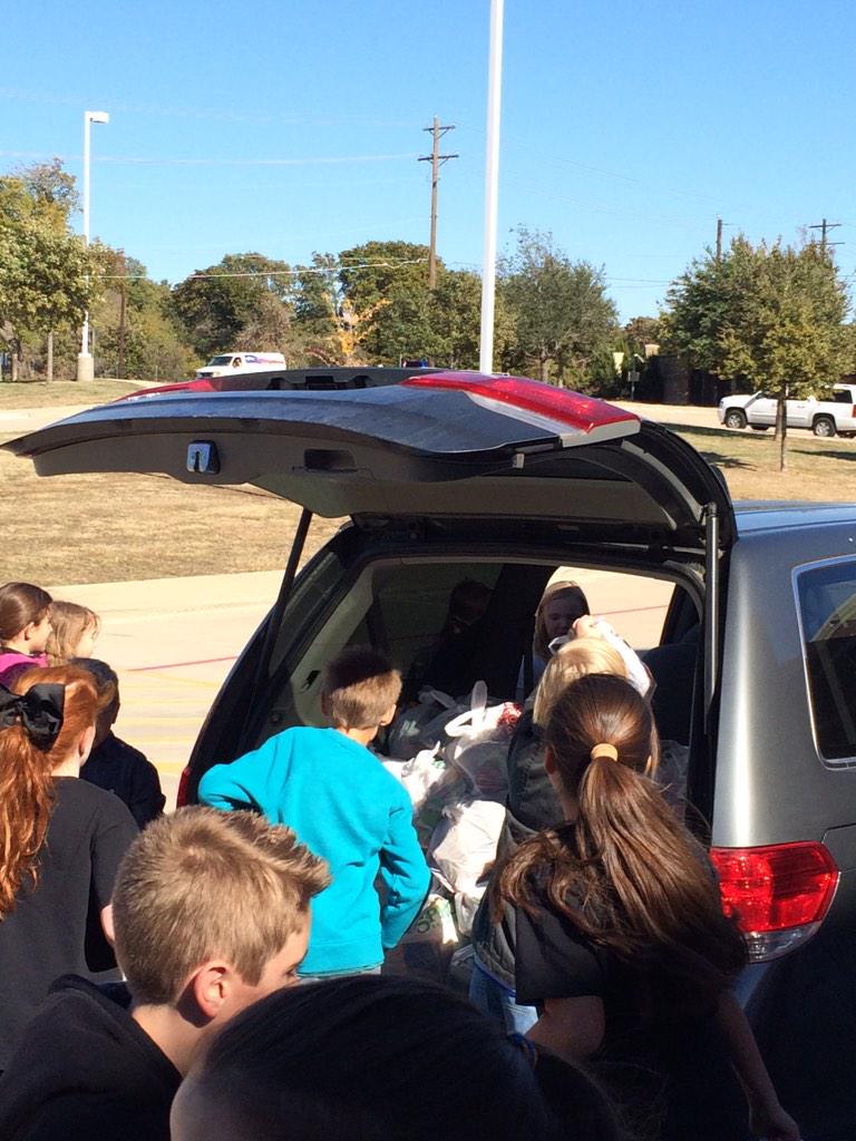 thelesbuglady's tweet photo. SO proud of our LES kiddos!!Liberty Ambassadors helping #SnackPackAttack @LibertyElemKISD @cstorehouse @KellerISD http://t.co/83qFDZJjQI