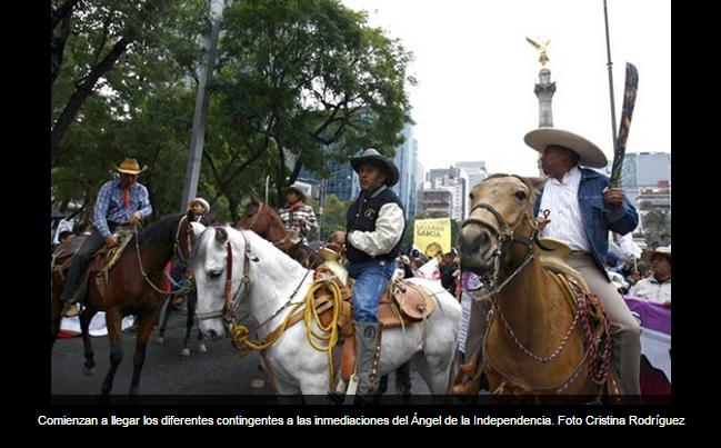 lajornadaonline's tweet photo. #AlMinuto: Comienzan a llegar contingentes al Ángel de la Independencia #20NovMx http://t.co/CyCbxZcHHS http://t.co/yf67H8tMSy