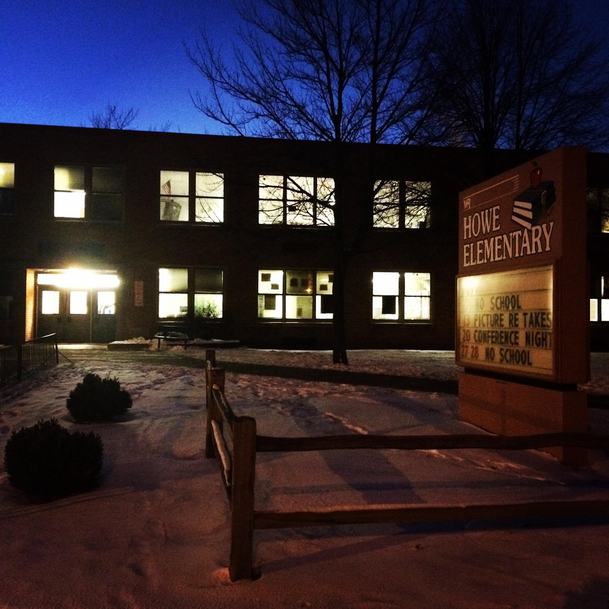 HoweElementary's tweet photo. Parent-teacher conferences are tonight at Howe. Remember to check out the book fair in the LMC. http://t.co/veCJX17jr3