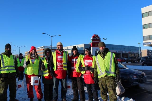 Visitez notre site internet pour connaître nos points de collecte. Les bénévoles ramasseront vos dons avec gaieté!