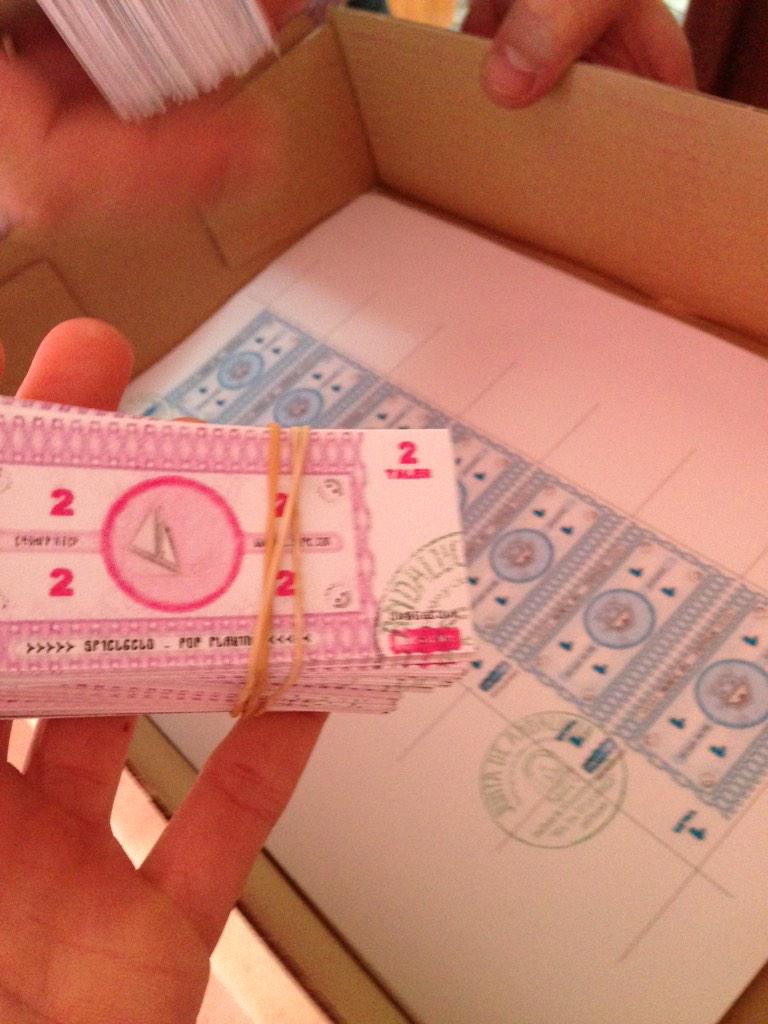 gloriaherrero's tweet photo. El #quesepegue ya tiene su moneda social preparada!!! Mañana se abre nuestro banco! #IESCabeza http://t.co/pe12oV1dIN
