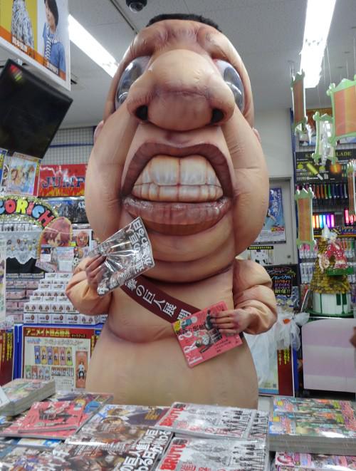 japacomi's tweet photo. new Titan appeared in Tokyo! http://t.co/kxXRf4L7L7