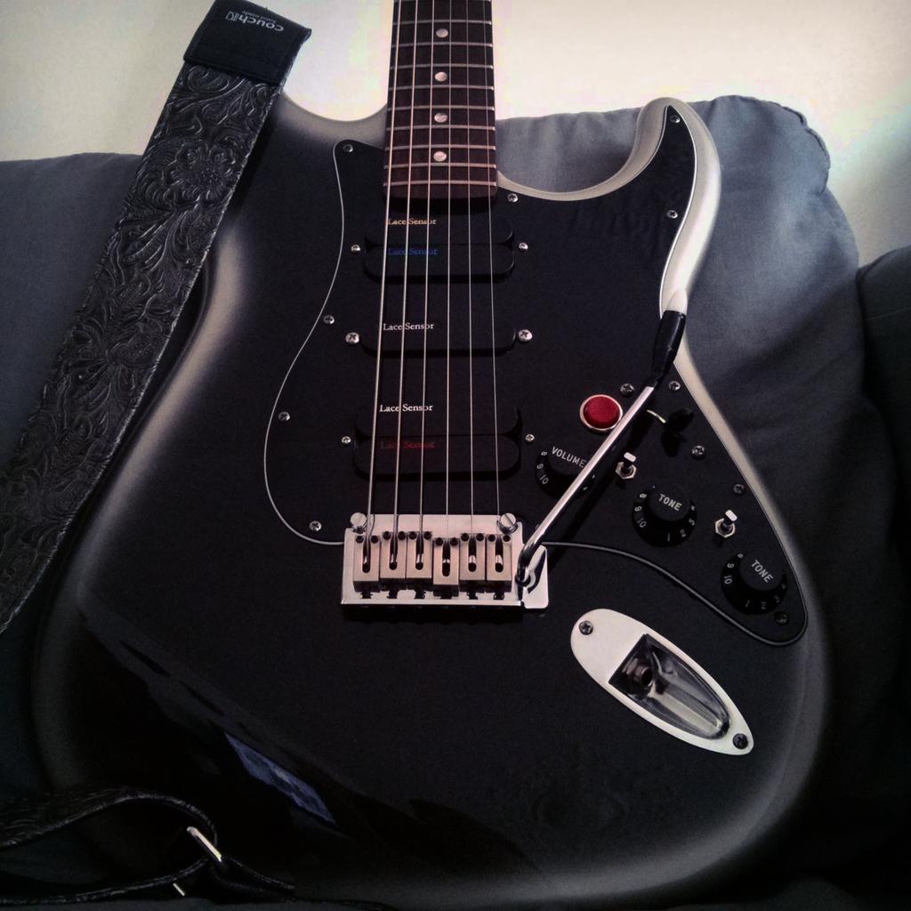 AManInParis's tweet image. Finished #strat. New #lacesensor pickups and all new wiring. Added coil split switches and a kill switch cuz why not