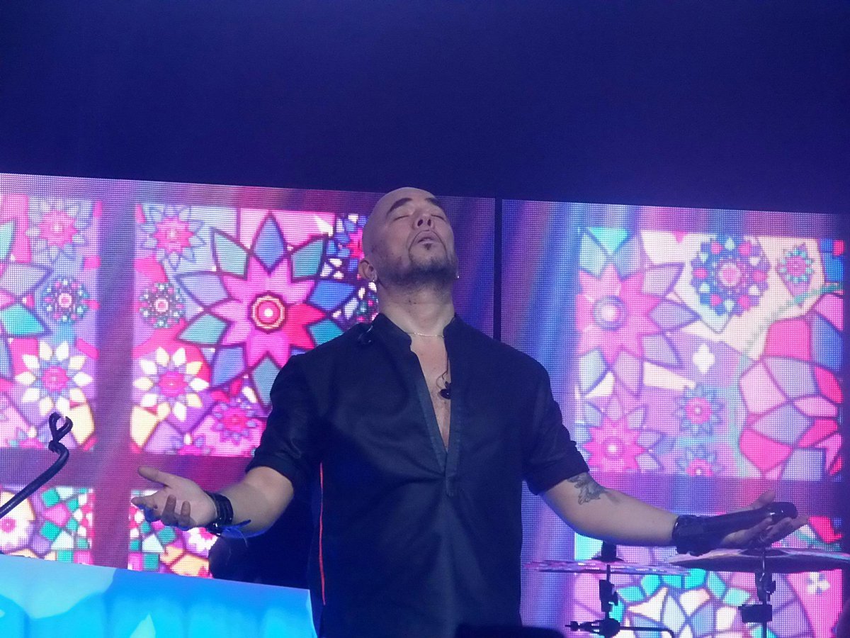 christellebouva's tweet photo. @ObispoPascal magnifique moment, magnifique decors, magnifique concert......... kiss&amp;love................... http://t.co/WwWN637OVM