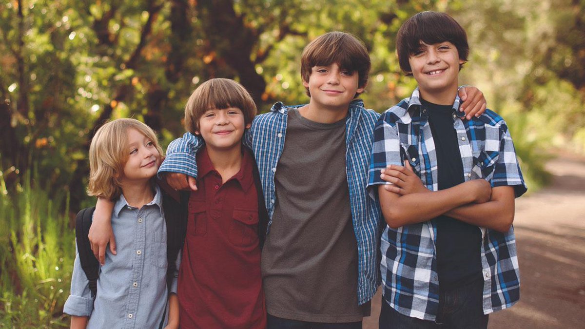 Счастливые дети подростки. Друг детства. Настоящие друзья. Окружение подростка. Поддержать друга.