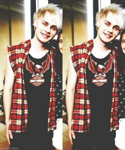 MichellRRck's tweet image. HB unicorn hair!! I love u fucking idiot&amp;lt;3  #HappyBirthdayMichaelClifrord