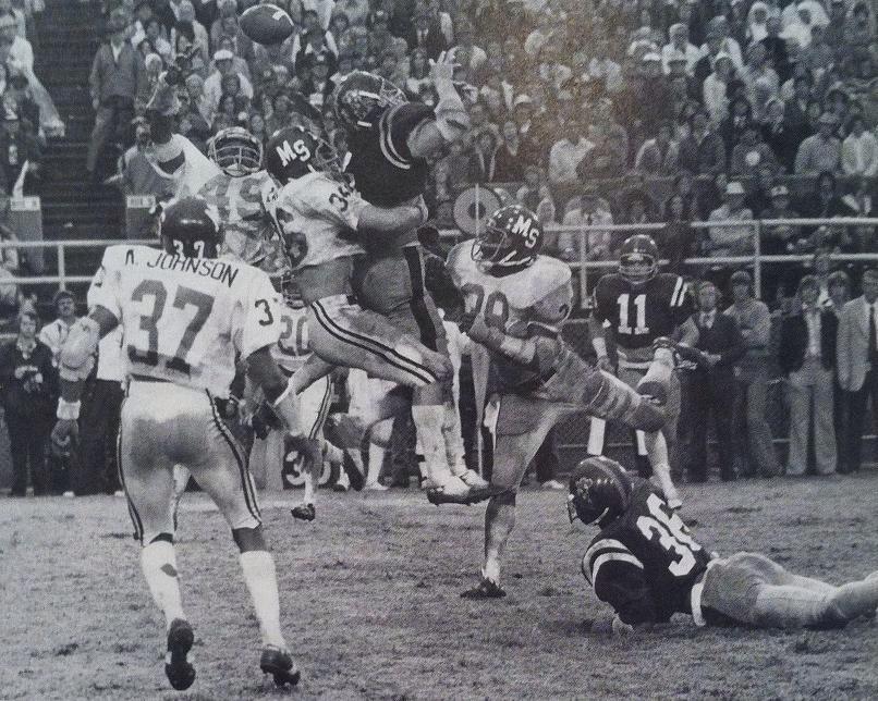 MSUhistory's tweet photo. 11/20/76- MSU finished a 9-2 season with a 28-11 win over ole miss. Making the tackle is #36 All-American Stan Black. http://t.co/8FYSGaxsc1