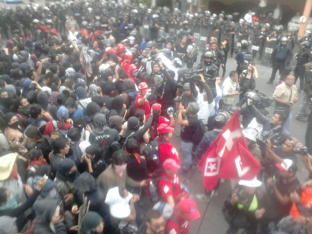 YoSoy132SC's tweet photo. Con gritos de ¡somos estudiantes! manifestantes reprueban la represión. #20NovMx http://t.co/LRlYZuYCWi