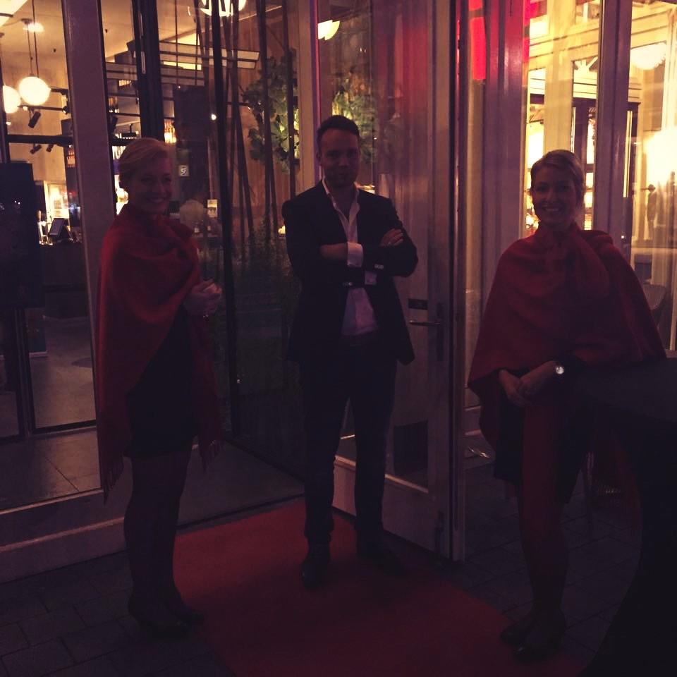 MartinMeulenvd's tweet photo. Iemand moet toch de gastdames van @Doubble_U gezelschap houden.. 😉 #opening @RHpleinDrachten http://t.co/qsiXU6VY06