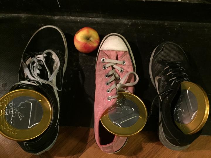 sylviawitteman's tweet photo. Maat 46, 41 en 40. Apple for scale. Het wordt nu echt belachelijk. http://t.co/8m8SzBjvH6