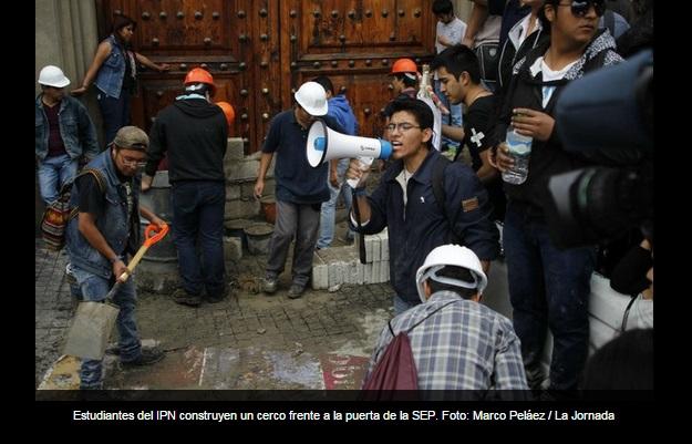 lajornadaonline's tweet photo. Estudiantes del @IPN_MX levantan muro frente a la SEP #DialogoIPN -> http://t.co/zVAp6yH7hT http://t.co/tBtLd3dm6q