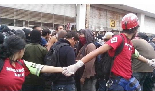 lajornadaonline's tweet photo. #AlMinuto: Granaderos rompen cadena humana de activistas y comienzan a detener manifestantes http://t.co/drFq4rWJ3x http://t.co/91FnJH9Exm