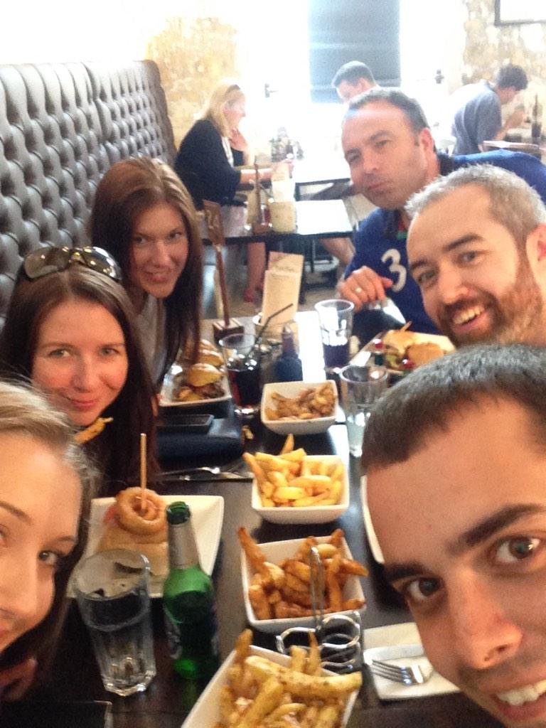 Damiana_HR's tweet photo. @hitrea @valenti49182176 @chiarinacolombo Complimenti per #SOday14, ecco selfie inglese per #SOdayChallenge http://t.co/qtKoG7hvop