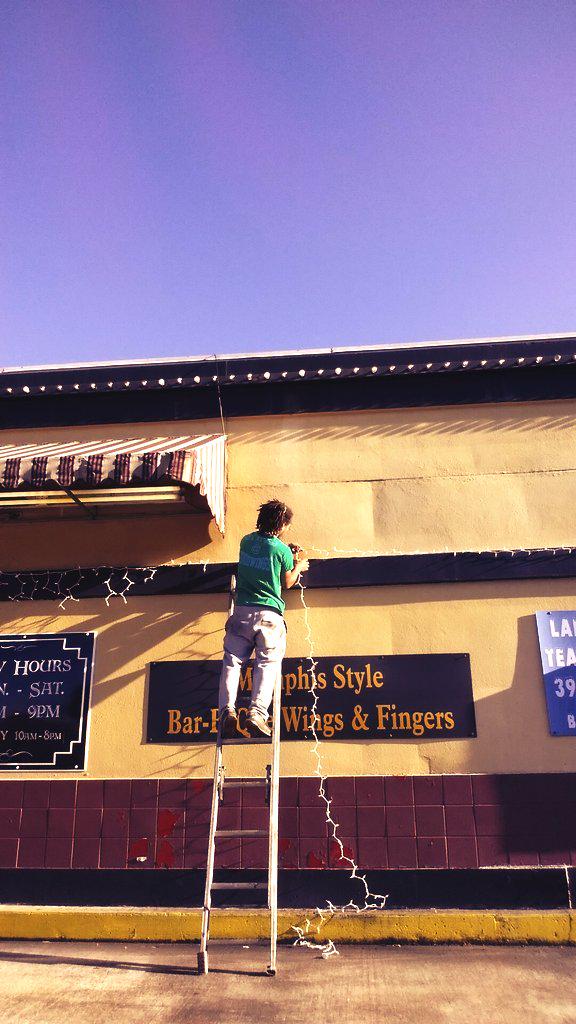 HollaAtYaBoy_'s tweet photo. Just brought Christmas to goodwings 😤 http://t.co/8wAMT2Ma5V