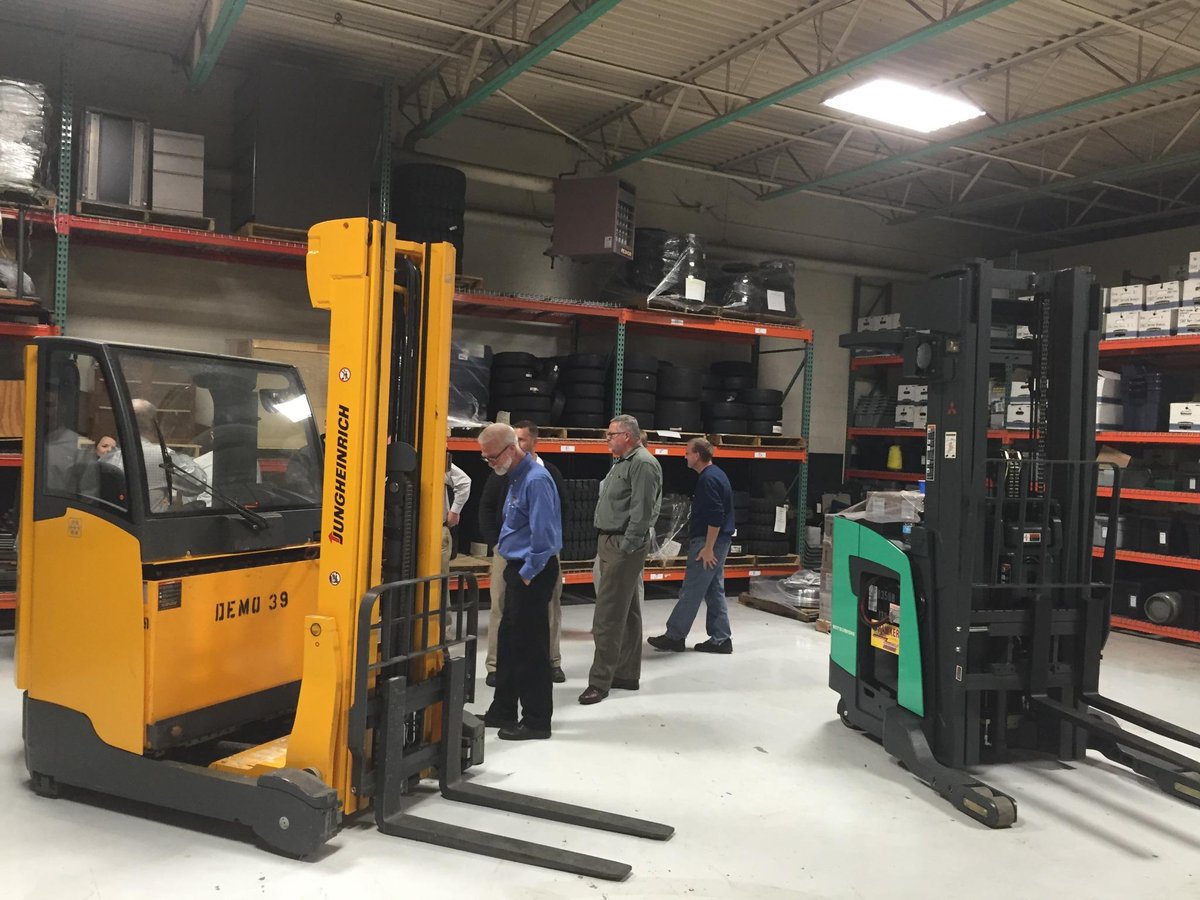 MorrisonInd's tweet photo. Moving Mast vs. Pantograph, what's the right reach truck for your application? New Product Introduction today! http://t.co/lhkEhvbW7Z