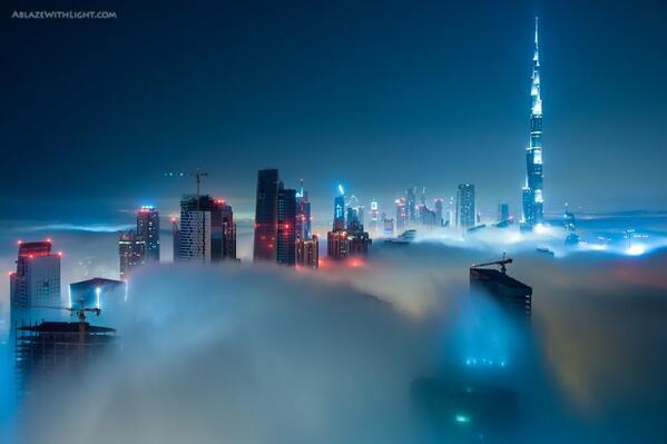 _Paisajes_'s tweet photo. El centro de Dubai cubierto de niebla antes del amanecer: http://t.co/73PbnpfADp